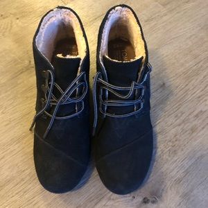 TOMS insulated black booties